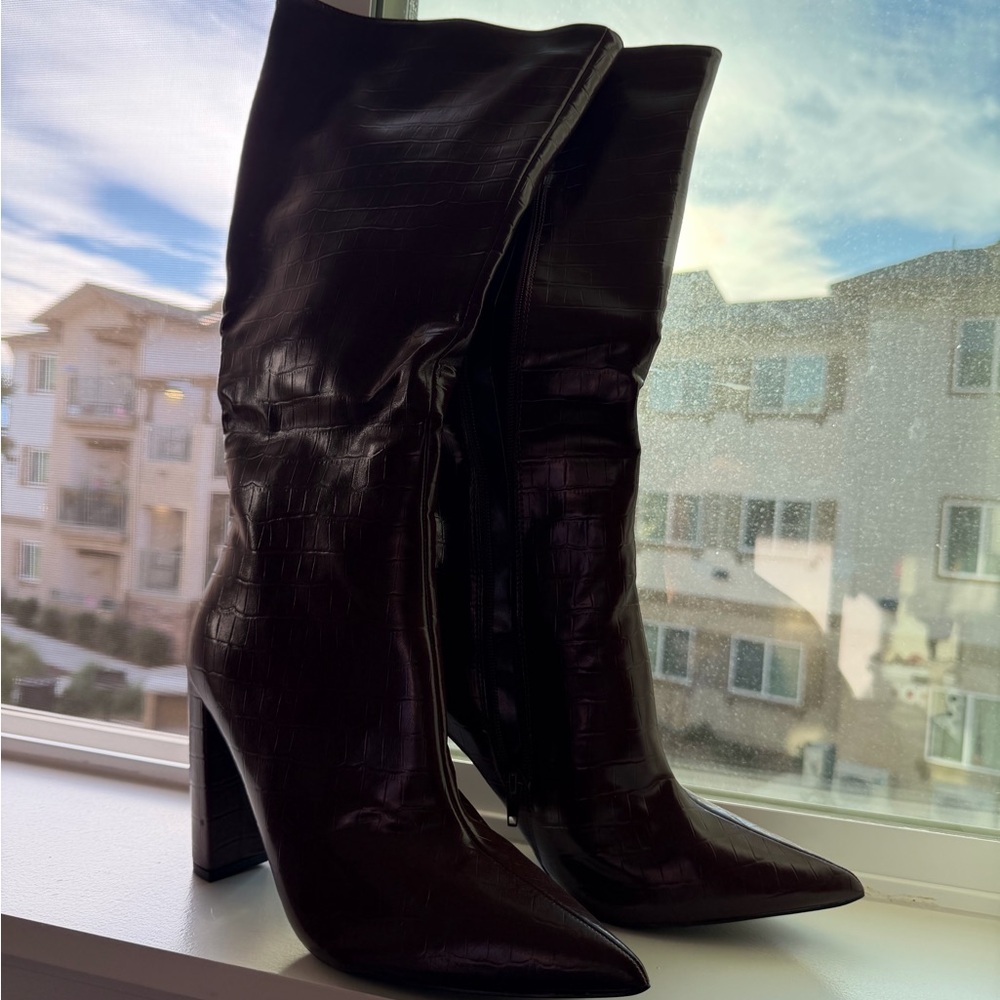 Chic Brown Croc-Embossed Heeled Boots
